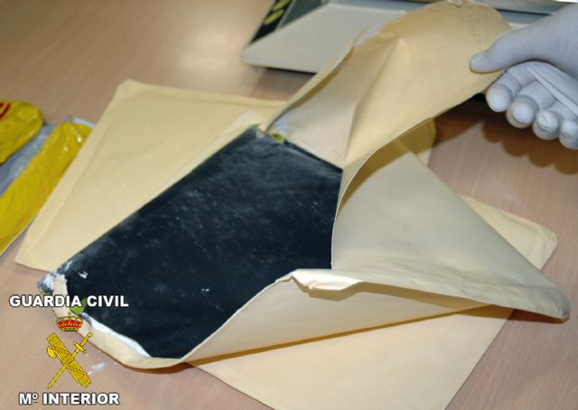 La Guardia Civil aprehende m�s de 6 kilos de coca�na desarticulando la organizaci�n delictiva que los introduc�a - 4