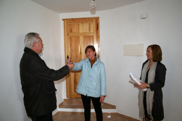‘Servicios Sociales’ entrega otra vivienda municipal a una familia de Cehegín - 1, Foto 1
