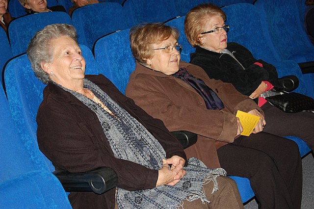 Los mayores disfrutan de una tarde de teatro - 1, Foto 1