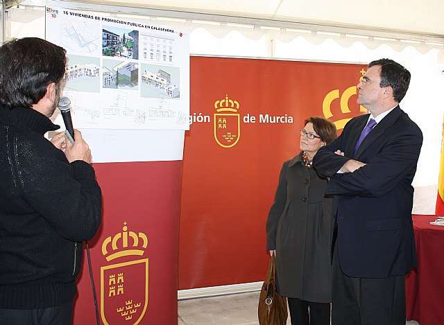 El consejero de Obras Públicas y Ordenación del Territorio, José Ballesta (derecha), acompañado de la directora gerente del IVS, Juana Castaño, asiste a la presentación del proyecto de construcción de las 16 viviendas protegidas, cuyas obras ha iniciado hoy la Comunidad Autónoma en Calasparra., Foto 1