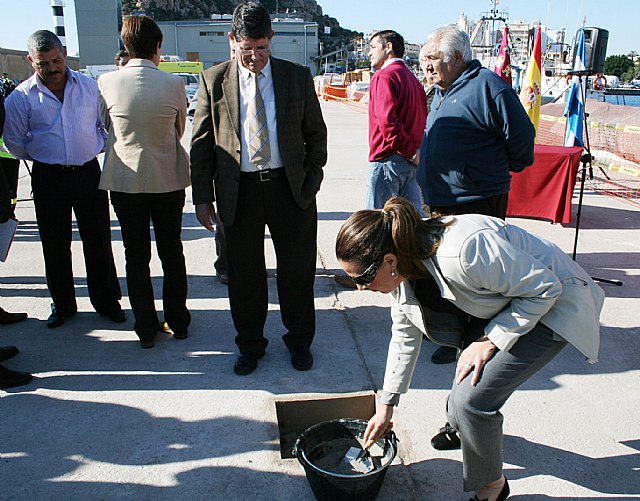 La directora general de Transportes y Puertos, Carmen Sandoval, pone la primera piedra de las obras de la nueva infraestructura que el Gobierno regional construirá en el puerto de Águilas para mejorar las condiciones de trabajo de los pescadores de la localidad., Foto 1