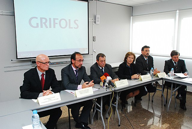 El consejero de Universidades, Empresa e Investigación, Salvador Marín, presenta la nueva inversión de la empresa Grifols en la Región junto a la consejera de Sanidad y Consumo, María Ángeles Palacios; el director del Instituto de Fomento de la Región, Juan José Beltrán; el alcalde de las Torres de Cotillas, Domingo Coronado, y el presidente de la compañía, Víctor Grifols., Foto 1