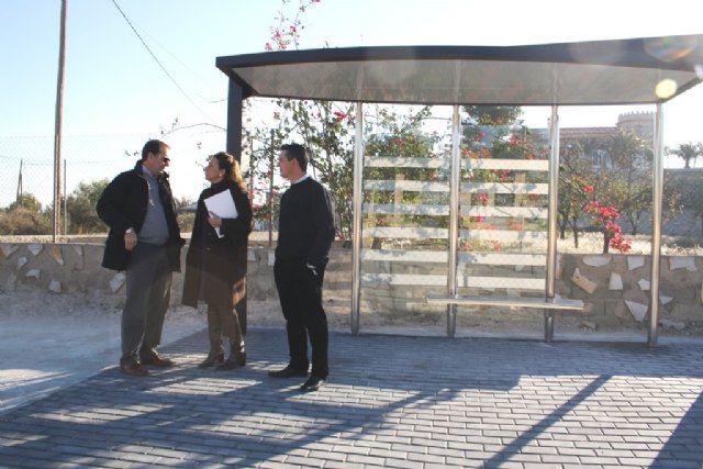 La directora general de Transportes y Puertos visita las nuevas marquesinas instaladas en Fortuna - 1, Foto 1