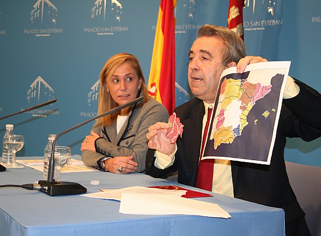 La portavoz del Gobierno regional, María Pedro Reverte, y el consejero de Agricultura y Agua, Antonio Cerdá, en la rueda de prensa del Consejo de Gobierno, Foto 1