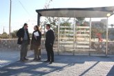 La directora general de Transportes y Puertos visita las nuevas marquesinas instaladas en Fortuna