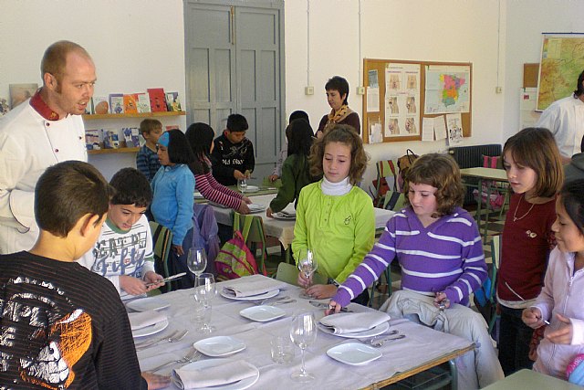 They start a series of workshops "Sharing the kitchen" for boys and girls, Foto 2