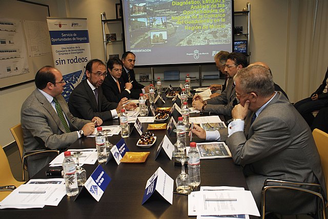 Councillors and Alternative Energy Development and Employment of Totana Lorca have participated in the presentation of the study "Business opportunities in the region of Guadalentn", Foto 1