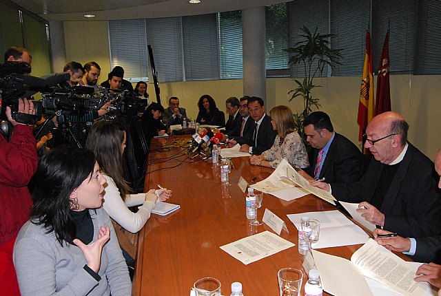 El alcalde de Totana y el consejero de Política Social suscriben un convenio de colaboración por importe de 47.800 euros, Foto 1