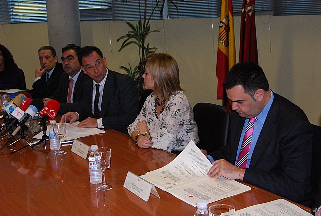 El alcalde de Totana y el consejero de Política Social suscriben un convenio de colaboración por importe de 47.800 euros, Foto 2