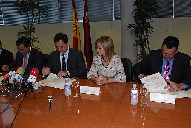 El alcalde de Totana y el consejero de Política Social suscriben un convenio de colaboración por importe de 47.800 euros - 3, Foto 3