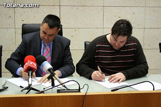The municipality and the association of residents of El Paretn sign an agreement for the creation and promotion of the traditional Auto Sacramental de los Reyes Magos, Foto 1
