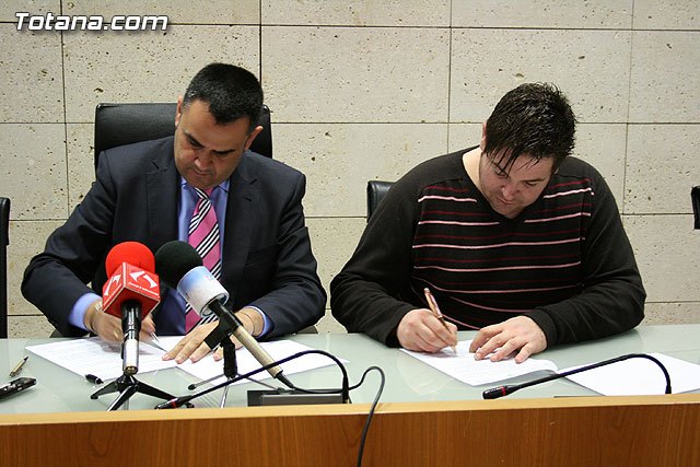 El ayuntamiento y la asociación de vecinos de El Paretón firman un convenio para la realización y promoción del tradicional Auto Sacramental de los Reyes Magos, Foto 1