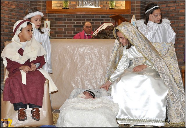 La niña que encarnó a la Virgen María tuvo que meterse de lleno en el papel, e incluso mecer la cuna para que el Niño no llorase. , Foto 1