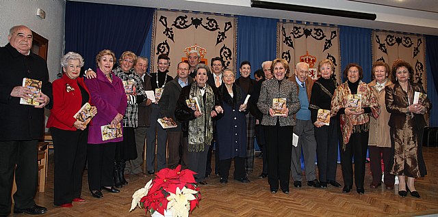 19 personas mayores recopilan sus creaciones poéticas en un libro titulado “Poesía Vivida” - 2, Foto 2