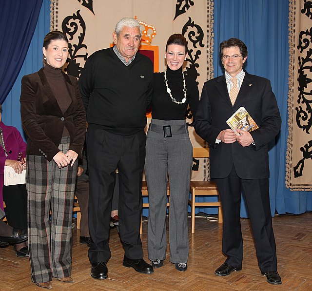 19 personas mayores recopilan sus creaciones poéticas en un libro titulado “Poesía Vivida” - 3, Foto 3