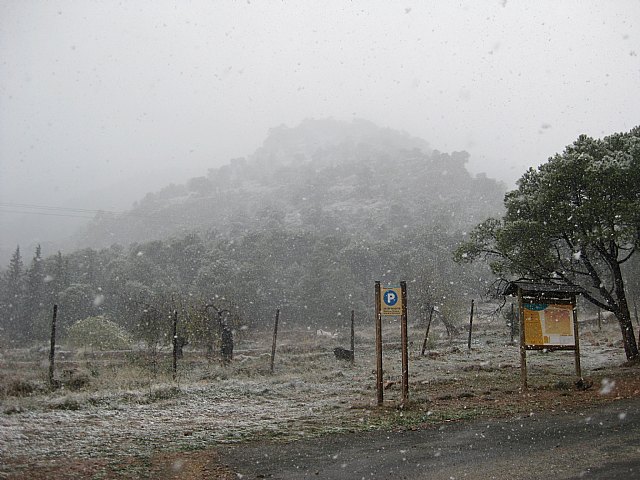 La carretera de Las Alquerías hacia el Collado Bermejo permanece cortada al tráfico por la nieve y las placas de hielo acumuladas, Foto 1