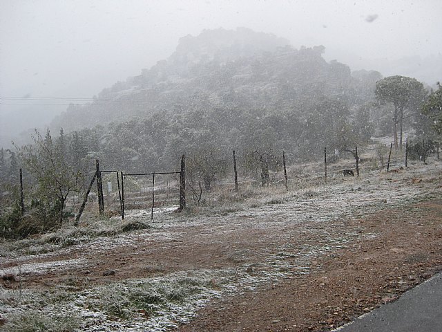 La carretera de Las Alquerías hacia el Collado Bermejo permanece cortada al tráfico por la nieve y las placas de hielo acumuladas, Foto 2