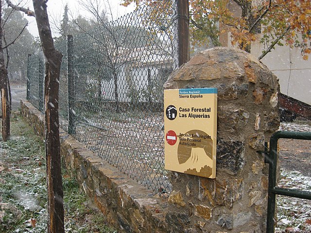 La carretera de Las Alquerías hacia el Collado Bermejo permanece cortada al tráfico por la nieve y las placas de hielo acumuladas, Foto 3