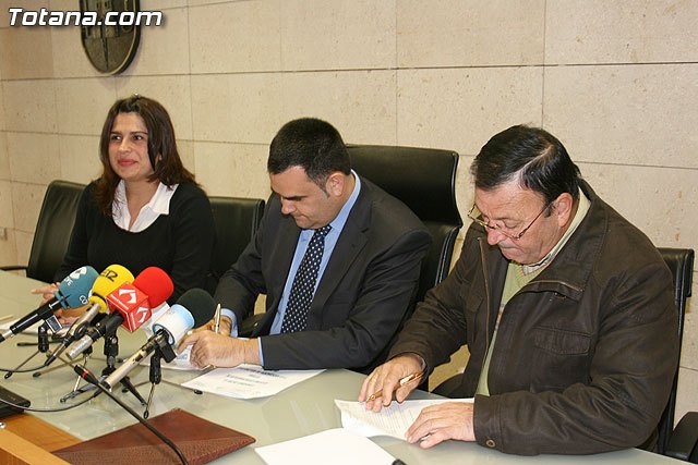 El ayuntamiento y la asociación de belenistas de Totana (ABETO) firman un convenio de colaboración - 1, Foto 1