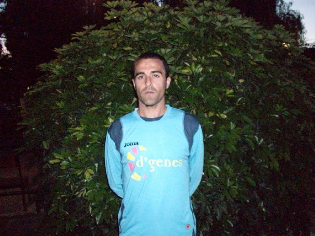 Francisco Cuesta estrena equipacin para la campaña de sensibilacion D’Genes 2010 - 1