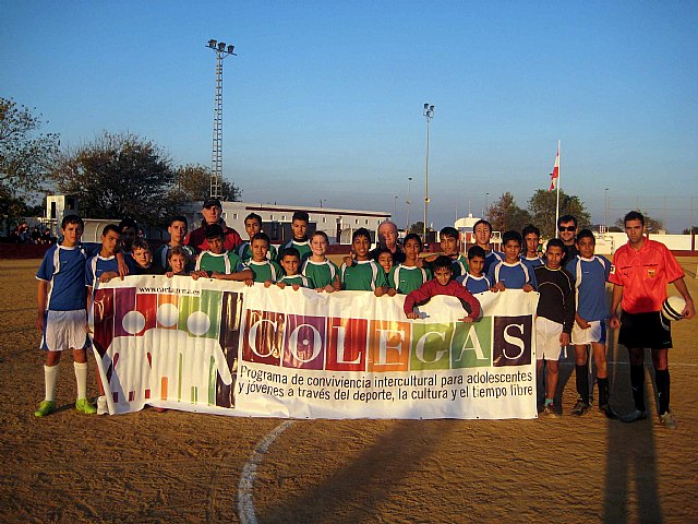 Convivencia de Colegas bailando y haciendo deporte - 2, Foto 2