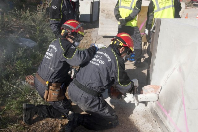 Los Bomberos aprenden nuevas técnicas de rescate de víctimas en edificios - 1, Foto 1