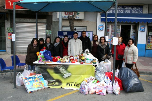 El ‘Nueve.e’ recoge juguetes y alimentos para los más necesitados - 1, Foto 1