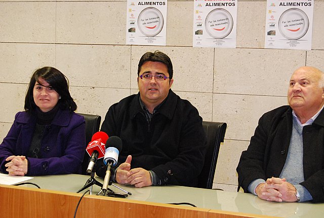 Las concejalías de Comercio y Bienestar Social apoyan la campaña  “Recogida de alimentos” llevada a cabo por Cáritas Interparroquial - 1, Foto 1