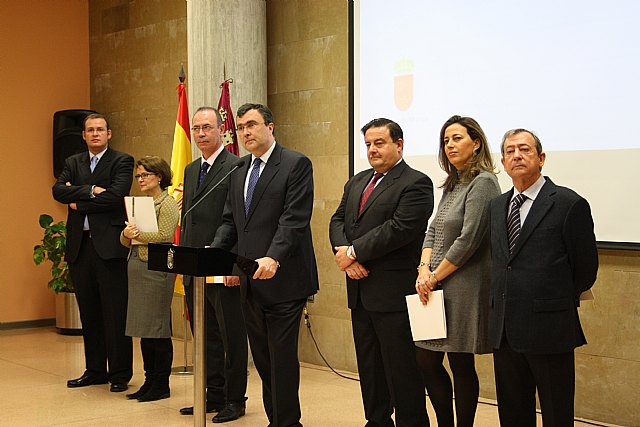 La Comunidad inicia en 2009 todas las obras complementarias del Aeropuerto Internacional, que quedar terminado en 2010, Foto 1