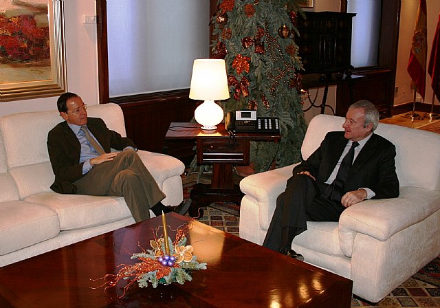 Valcárcel y Cámara se reúnen para adoptar medidas de conservación temporal de los restos hallados en el yacimiento arqueológico de San Esteban - 1, Foto 1