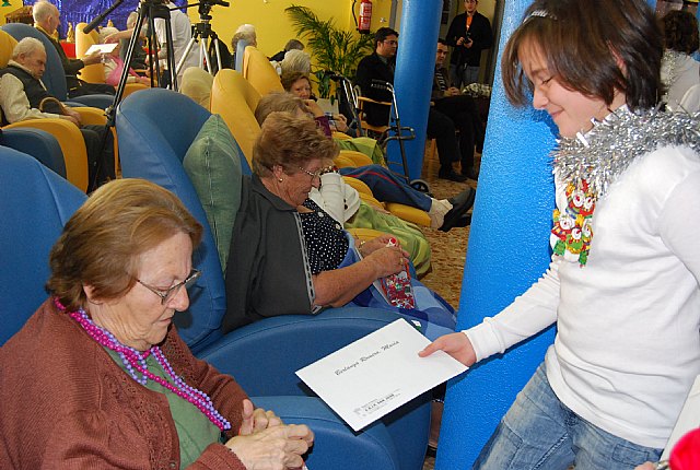 Los usuarios de la residencia “La Purísima” reciben la Navidad con dulces artesanos - 2, Foto 2