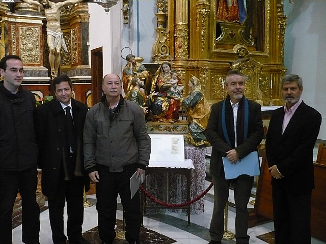 El director general de Bellas Artes y Bienes Culturales, Enrique Ujaldón (2i), y el director general del Libro, Archivos y Bibliotecas, Francisco Giménez (4i), durante el acto de entrega a la Iglesia de San Miguel, del grupo escultórico de la Sagrada Familia, obra de Francisco Salzillo, y del manuscrito hallado en su interior durante el proceso de intervención, Foto 1