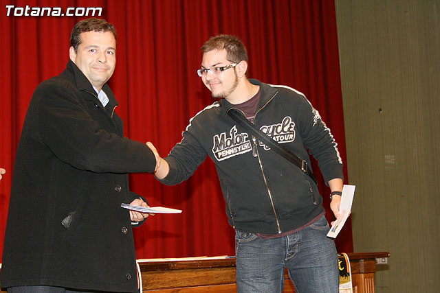 La concejala de Festejos hace entrega de los vales de los rascas obtenidos en la ruta “Muvete en Fiestas” - 2