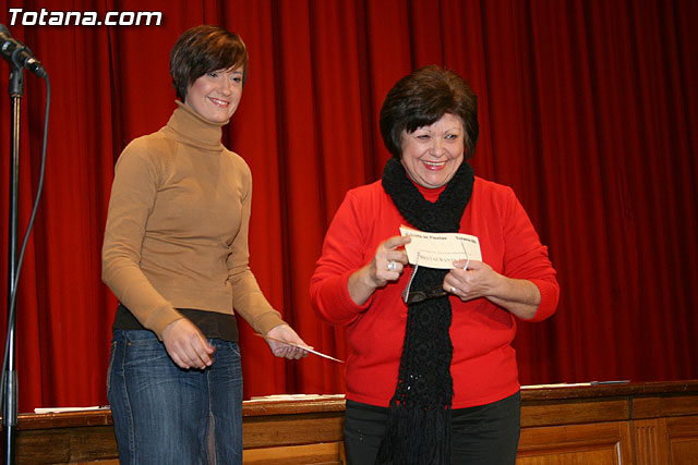 La concejala de Festejos hace entrega de los vales de los rascas obtenidos en la ruta “Muvete en Fiestas” - 3
