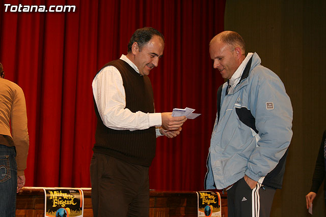 La concejala de Festejos hace entrega de los vales de los rascas obtenidos en la ruta “Muvete en Fiestas” - 5