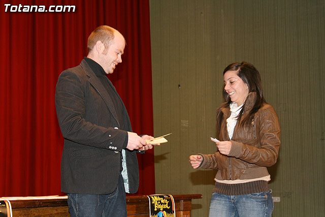 La concejala de Festejos hace entrega de los vales de los rascas obtenidos en la ruta “Muvete en Fiestas” - 11
