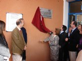 El Alcalde de Lorca descubre la placa que da el nombre de “Maruja Sastre Fernández” al edificio de Educación Infantil del Colegio Alfonso X