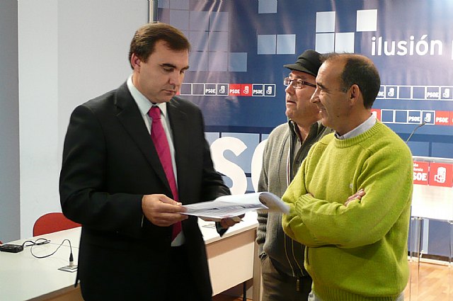 El PSOE denuncia el “olvido y la dejadez” del Gobierno regional con los trabajadores de Conservas Fernández - 1, Foto 1