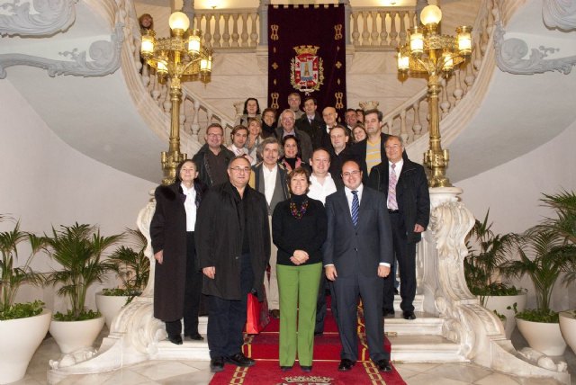 La alcaldesa recibe a un grupo de miembros del Comité de la Regiones de la Unión Europea - 1, Foto 1