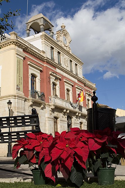 El Ayuntamiento engalana el municipio para acoger La Navidad, Foto 1