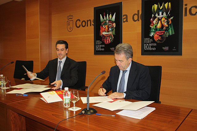 El consejero de Agricultura y Agua, Antonio Cerdá (d), y el delegado general de ‘La Caixa’ en Murcia y Alicante, Víctor Guardiola (i), durante la firma del convenio de colaboración para la conservación y mejora de espacios naturales de la Región, Foto 1