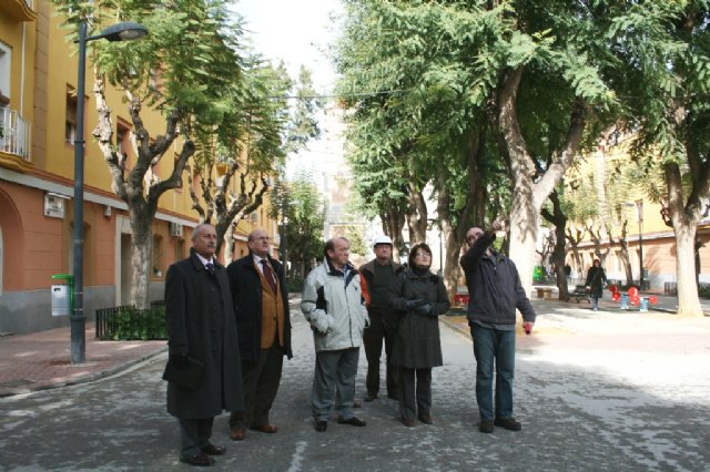 La directora gerente del Instituto de Vivienda y Suelo de la Región de Murcia (IVS), Juana Castaño, acompañada del concejal de Vivienda y Transportes del Ayuntamiento de Murcia, Antonio Castillo, y del gerente de URBAMUSA, Roque Ortíz, durante la visita a las obras de rehabilitación de cubiertas y fachadas en viviendas protegidas del barrio de Vistabella, Foto 1