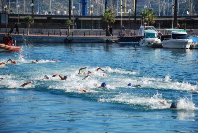 Paula Blaya y Roberto Alcaraz ganan la travesía a nado del puerto - 1, Foto 1