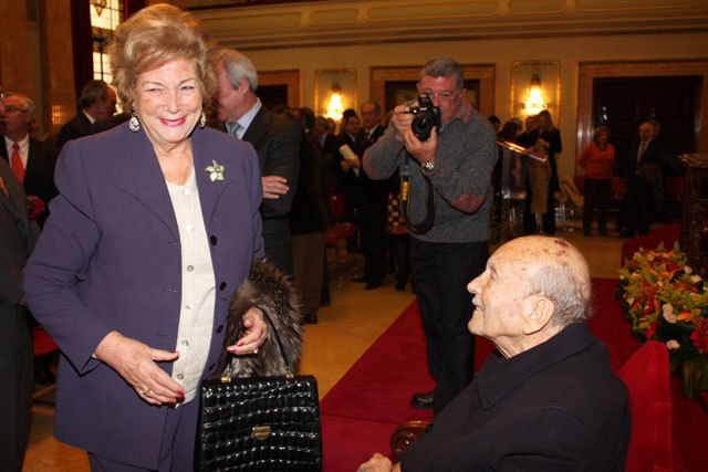 El Alcalde Cámara entrega el título de Hijo Adoptivo al cronista Carlos Valcárcel Mavor - 1, Foto 1