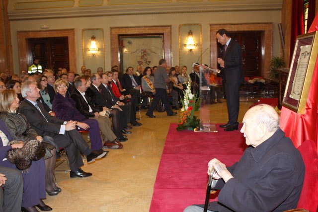 El Alcalde Cámara entrega el título de Hijo Adoptivo al cronista Carlos Valcárcel Mavor - 3, Foto 3