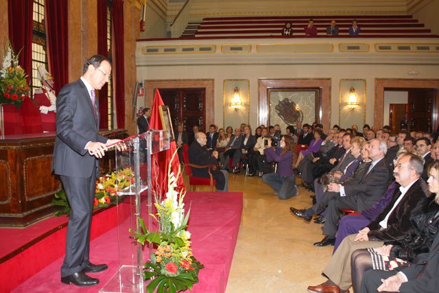 El Alcalde Cámara entrega el título de Hijo Adoptivo al cronista Carlos Valcárcel Mavor - 4, Foto 4