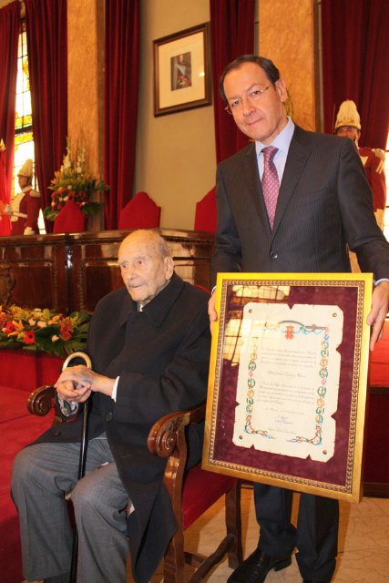 El Alcalde Cámara entrega el título de Hijo Adoptivo al cronista Carlos Valcárcel Mavor - 5, Foto 5