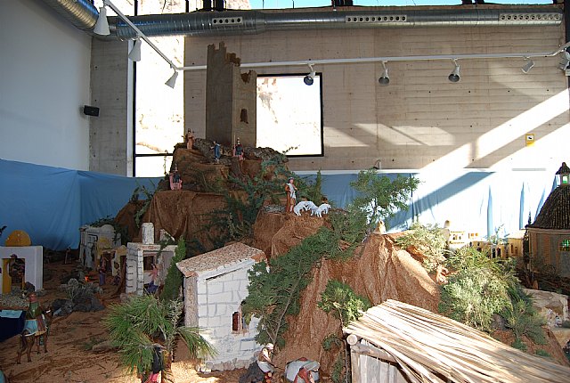 El Grupo Folklrico Villa de Alhama interpret los tradicionales villancicos durante el acto inaugural del Beln y la entrega de premios, Foto 1