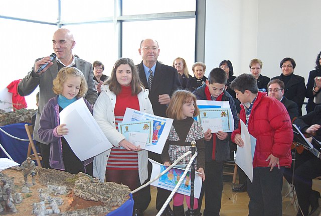 El Grupo Folklrico Villa de Alhama interpret los tradicionales villancicos durante el acto inaugural del Beln y la entrega de premios, Foto 2