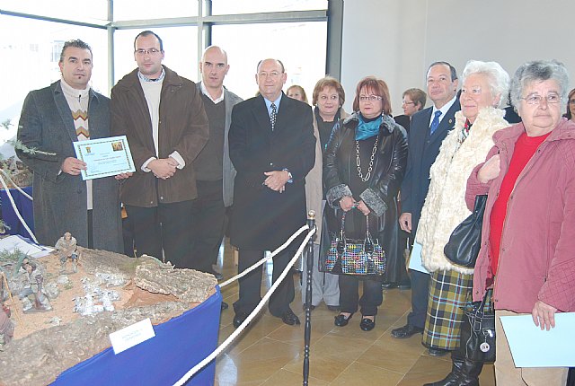 El Grupo Folklrico Villa de Alhama interpret los tradicionales villancicos durante el acto inaugural del Beln y la entrega de premios, Foto 3